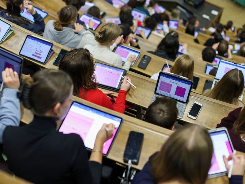 Dual studieren heißt auch: Rentenpunkte sammeln. In Hörsaal- und Praxisphasen sind dual Studierende rentenversichert – anders als viele andere Studierende.