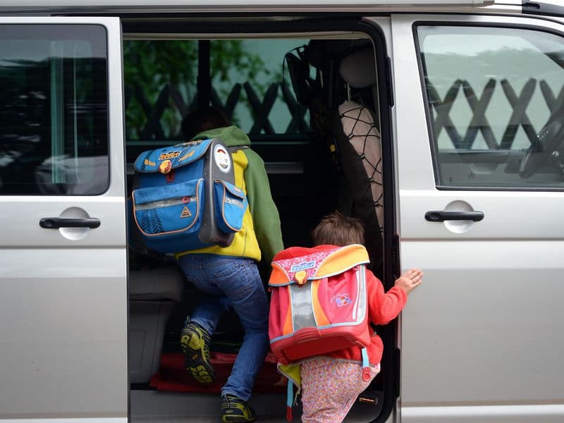 Auf mit dem Elterntaxi zur Schule: Die gesetzliche Unfallversicherung gilt für Schülerinnen und Schüler nur auf dem direkten Weg.