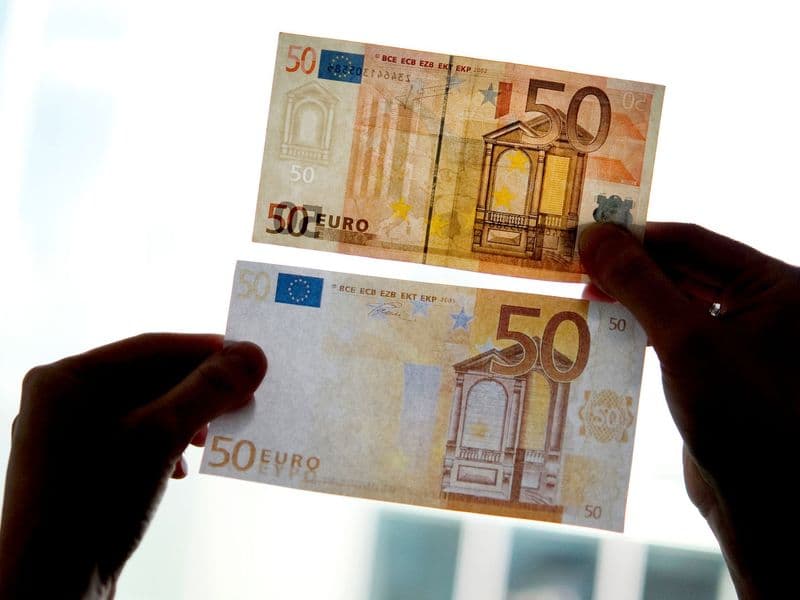 Falsche Größe, fehlende Sicherheitsmerkmale, schlechte Farbgebung: Ein gefälschter Euro-Schein (unten) ist nicht immer so leicht vom Original zu unterscheiden.