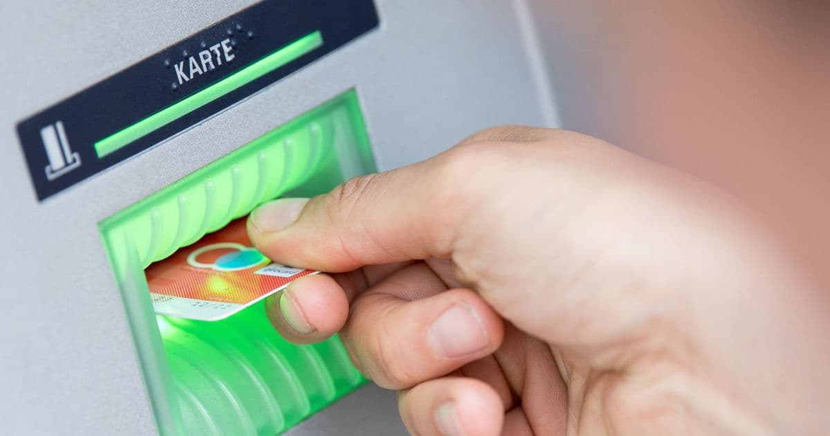 Verbraucherschützer empfehlen, lediglich eine Notreserve von etwa drei Nettomonatsgehältern liquide zu halten und den Rest zum Beispiel auf ein Tagesgeldkonto zu verschieben.