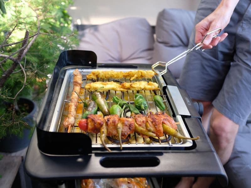 Grillfreunde sollten auf dem Balkon lieber Gas- oder Elektrogrills nutzen.