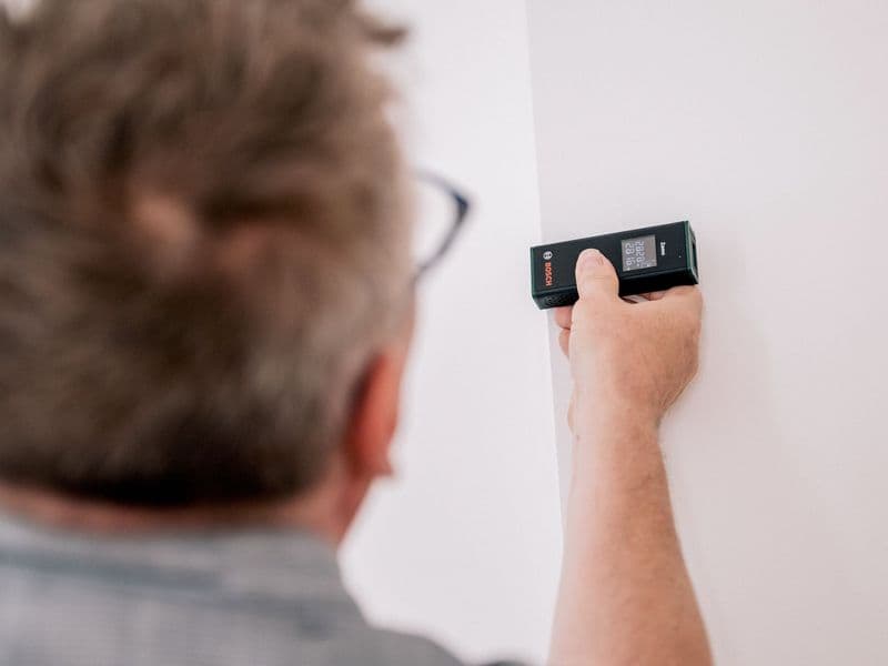 Sachverständige hinzuziehen: Eine professionelle Vermessung der Wohnung schafft Klarheit und dient als Grundlage für Verhandlungen mit dem Vermieter.