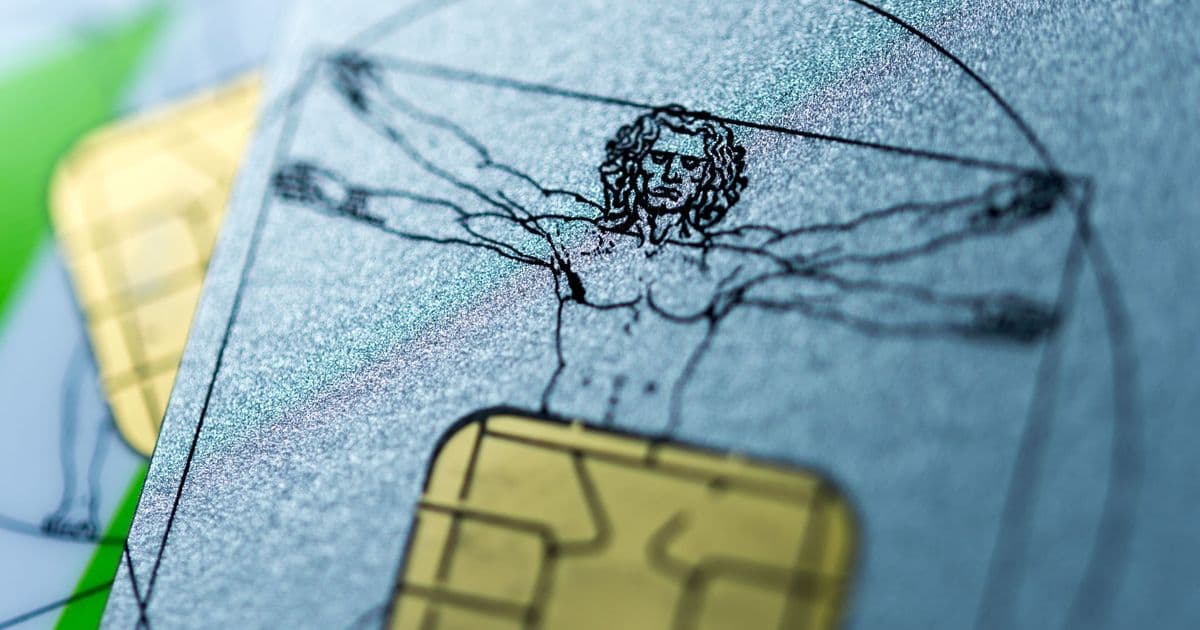 Die Verbraucherzentrale NRW empfiehlt gesetzlich Versicherten, regelmäßig selbst zu prüfen, ob der Zusatzbeitrag erhöht wird.