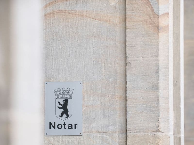 Notar beauftragt, Problem gelöst? Leider nein: Der Erbe muss darauf achten, dass der Notar auch zeitnah tätig wird – sonst kann’s teuer werden.