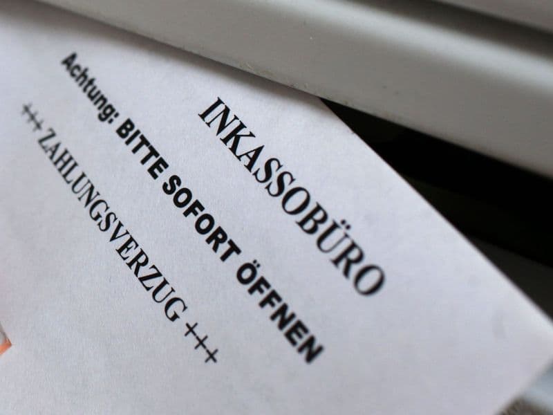 Selbst wenn bei unberechtigten Zahlungsaufforderungen ein Inkassobüro eingeschaltet wird, sollte man sich davon nicht unter Druck setzen lassen.