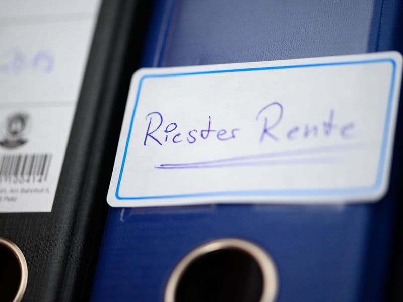 Mit über 50 noch eine Riester-Rente abschließen? Für Geringverdienern mit Kindern kann sich das unter Umständen lohnen.