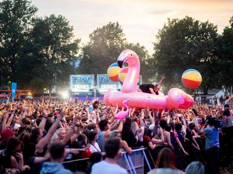 Wer Outdoor-Events in einer Gruppe besucht und sich gegenseitig im Blick behält, ist besser vor Taschendieben und anderen Gefahren geschützt.