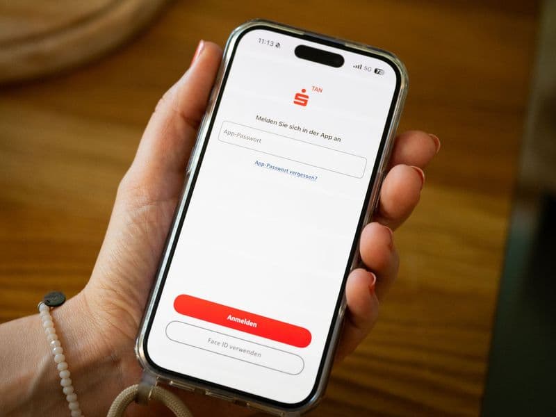 Einheitliche Lösung: Ab Januar 2027 erfolgt die Freigabe von Online-Zahlungen ausschließlich über die S-pushTAN-App.