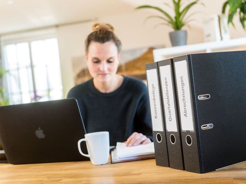 Job, Familie, Freizeit: Manchmal kommt das Leben dazwischen und die Zeit bis zum Ende der Abgabefrist für die Steuererklärung wird eng. Dann können Steuerzahler beim Finanzamt um Fristverlängerung bitten.