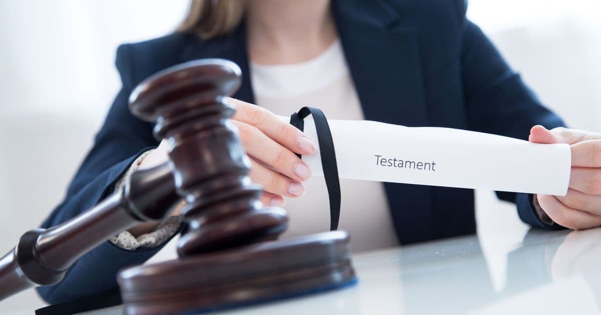 Die Verfügungsbefugnis eines Testamentsvollstreckers wird bei möglichen Interessenkonflikten eingeschränkt, um die Rechte der Erben zu schützen.