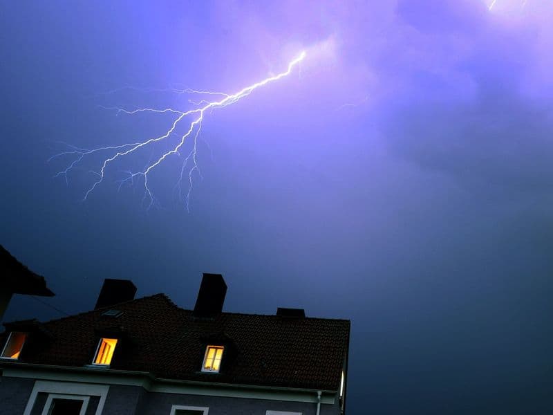 Hat der Blitz bei Ihnen zu Hause eingeschlagen? Dann sollten Sie jetzt genau wissen, wie Sie vorgehen müssen, um Ihren Versicherungsschutz nicht zu gefährden.