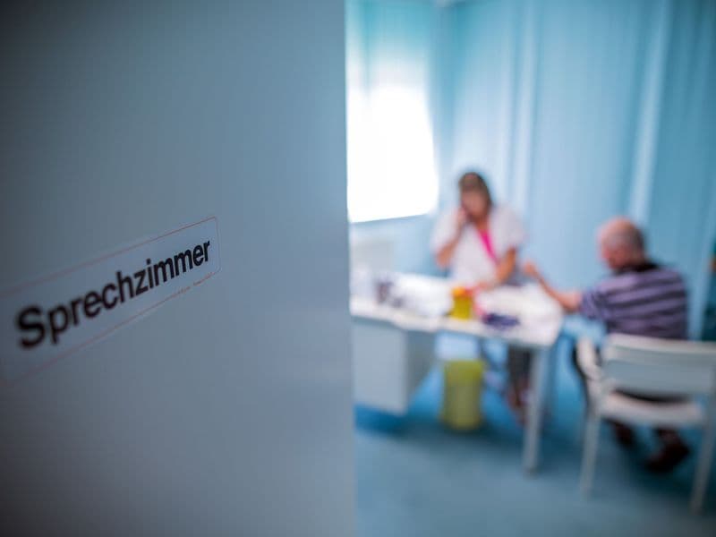 Was beim Arzt besprochen wird, bleibt auch beim Arzt. Bricht dieser seine Schweigepflicht, kann er sich strafbar machen.