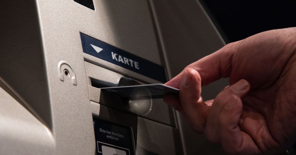 Karte entnehmen, dann Geld: Das Entnahmesystem zwingt Nutzer dazu, ihre Karte zuerst zu sichern, bevor sie das Bargeld erhalten.