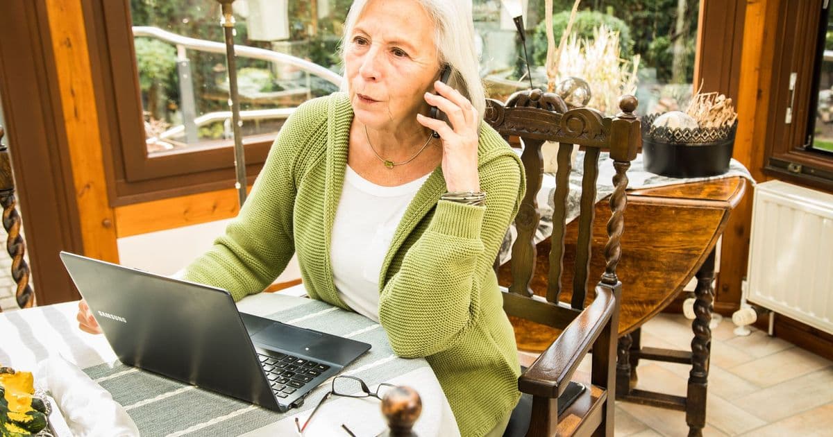 Ruhe bewahren und skeptisch bleiben. Wenn am Telefon die Rentenversicherung zu Zahlungen auffordert, stecken da Betrüger dahinter.