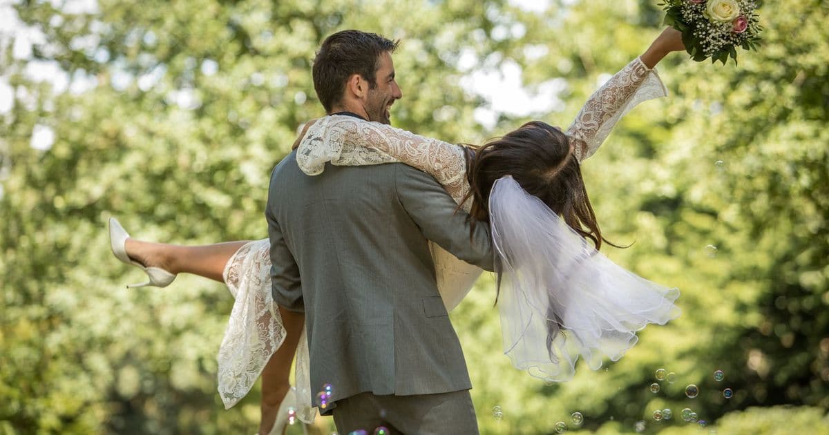 Die Freude ist groß, die Rechnung unter Umständen auch: Eine Hochzeit kann finanziell schnell ausufern.