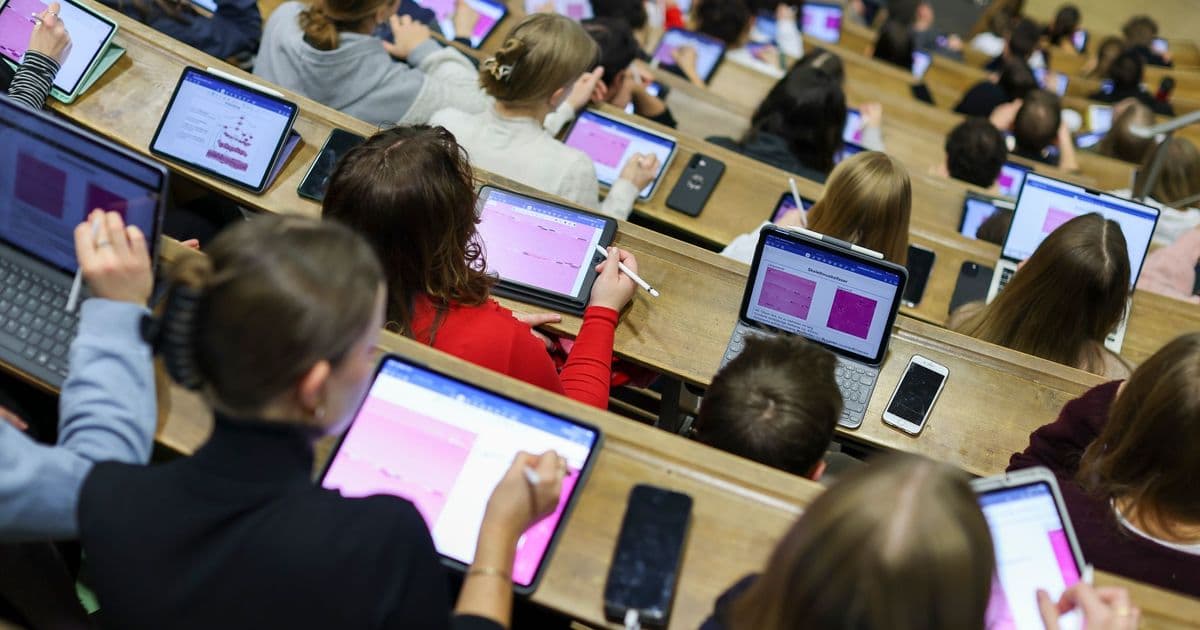 Dual studieren heißt auch: Rentenpunkte sammeln. In Hörsaal- und Praxisphasen sind dual Studierende rentenversichert – anders als viele andere Studierende.