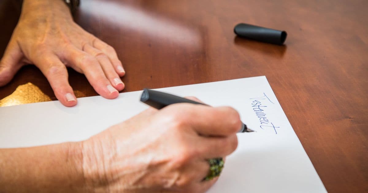 Eine krakelige Wellenlinie genügt als Unterschrift unter einem Testament nicht - eine erkennbare Buchstabenstruktur muss die Signatur schon haben.