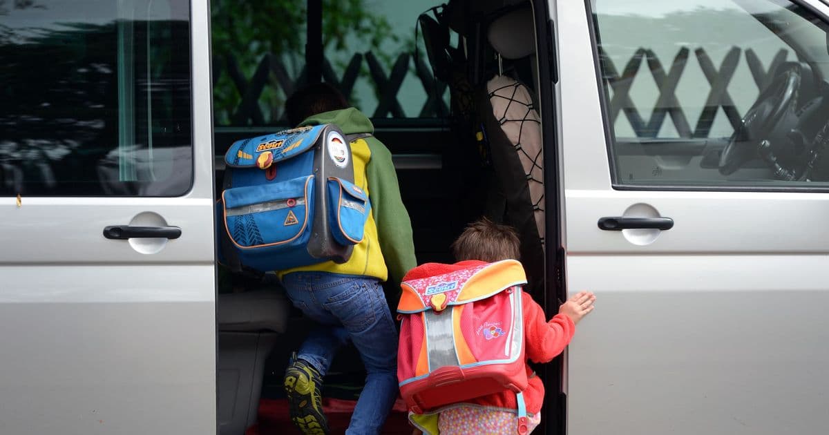Auf mit dem Elterntaxi zur Schule: Die gesetzliche Unfallversicherung gilt für Schülerinnen und Schüler nur auf dem direkten Weg.