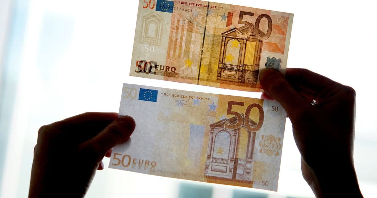Falsche Größe, fehlende Sicherheitsmerkmale, schlechte Farbgebung: Ein gefälschter Euro-Schein (unten) ist nicht immer so leicht vom Original zu unterscheiden.