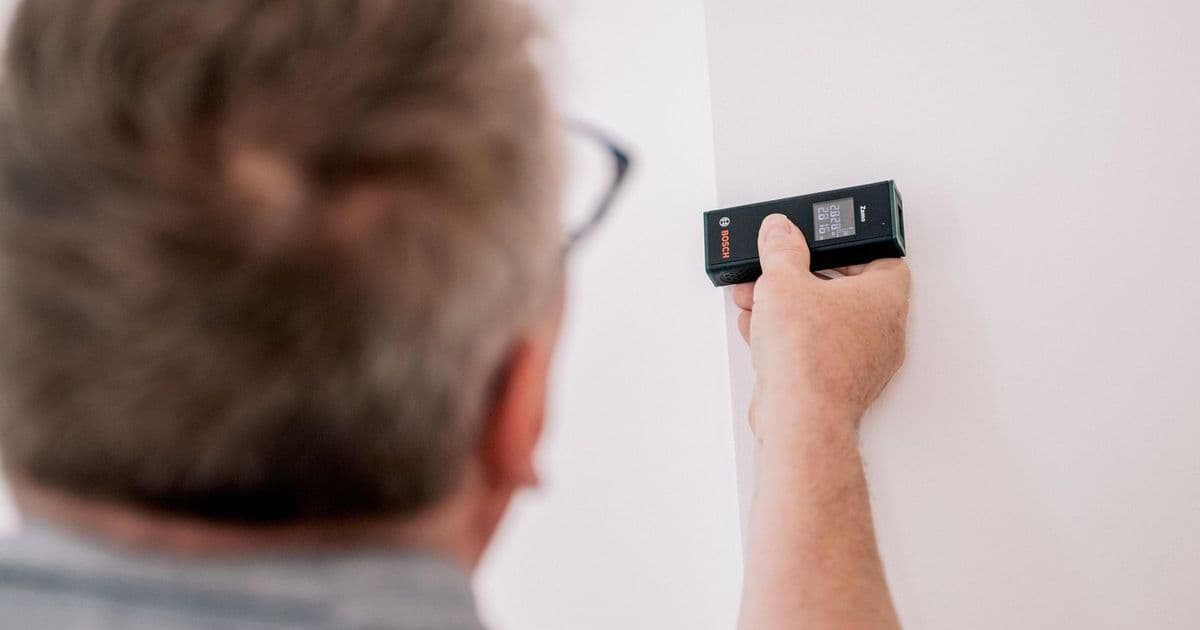 Sachverständige hinzuziehen: Eine professionelle Vermessung der Wohnung schafft Klarheit und dient als Grundlage für Verhandlungen mit dem Vermieter.