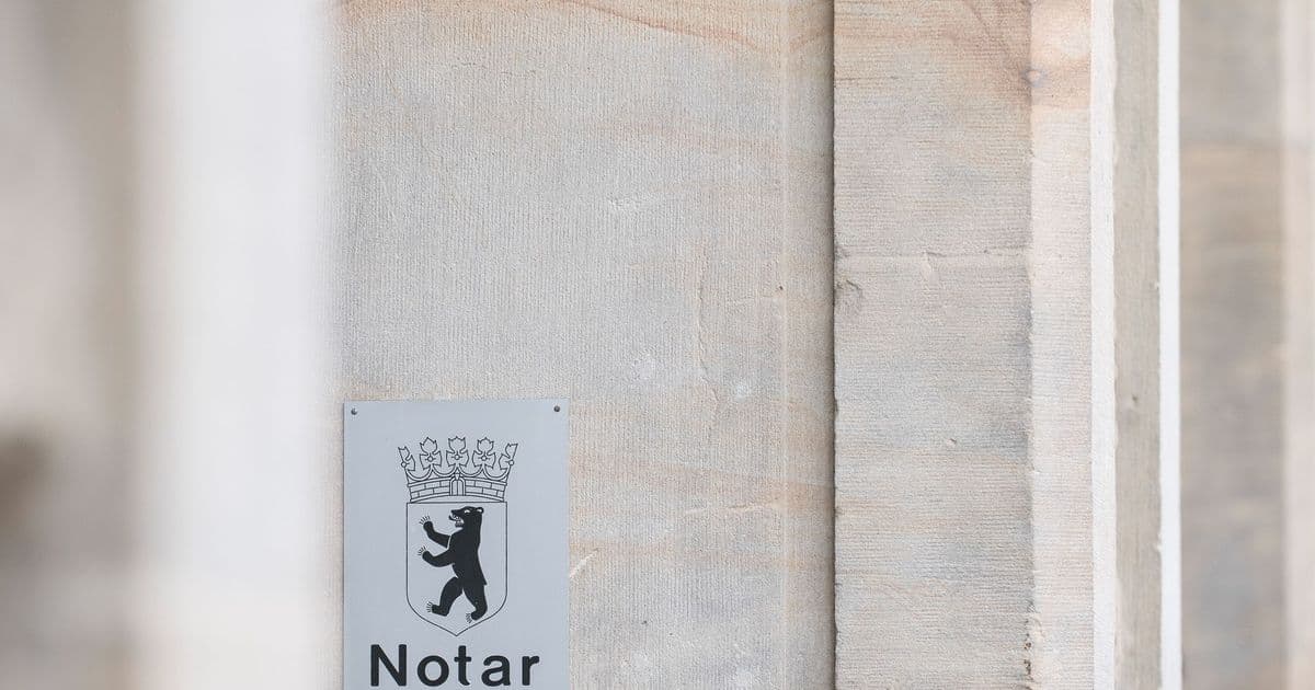 Notar beauftragt, Problem gelöst? Leider nein: Der Erbe muss darauf achten, dass der Notar auch zeitnah tätig wird – sonst kann’s teuer werden.