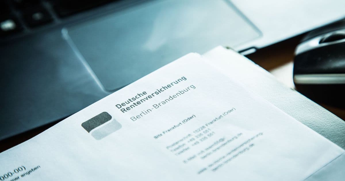 Der Rentenbescheid zeigt zum Beispiel auf, wie sich der hochgerechnete Rentenanspruch im Zuge der jährlichen Rentenanpassung entwickeln könnte.