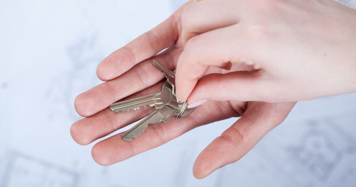 Schlüsselübergabe nach der Trennung: Wer Immobilien im Zugewinnausgleich überträgt, sollte die Einkommensteuer mitdenken.