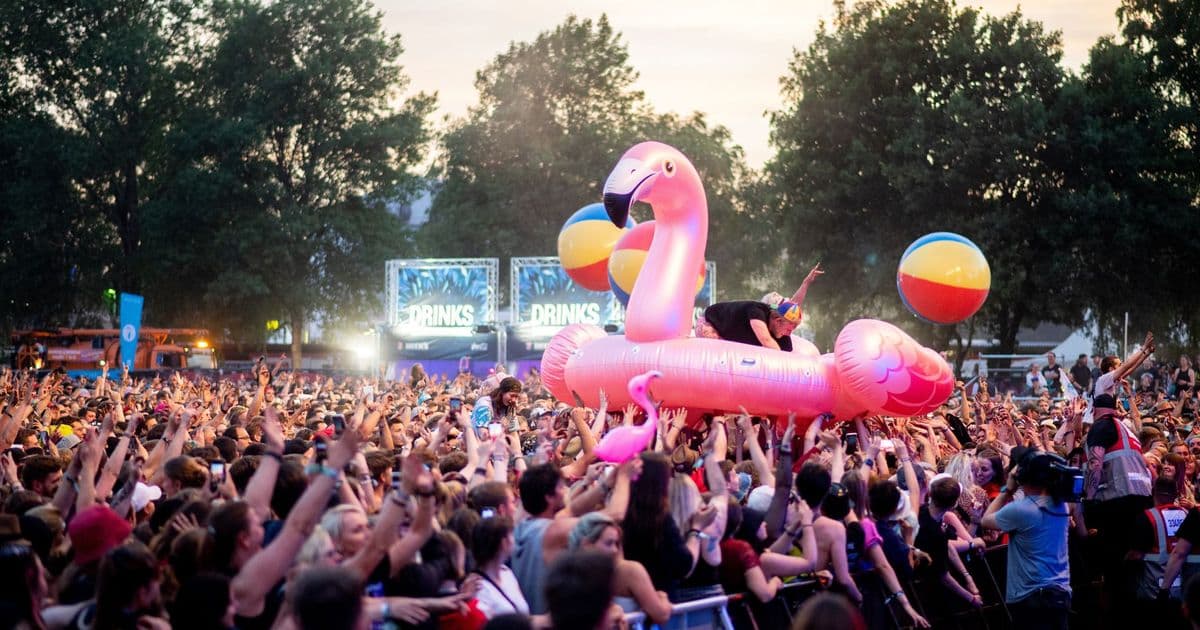 Wer Outdoor-Events in einer Gruppe besucht und sich gegenseitig im Blick behält, ist besser vor Taschendieben und anderen Gefahren geschützt.
