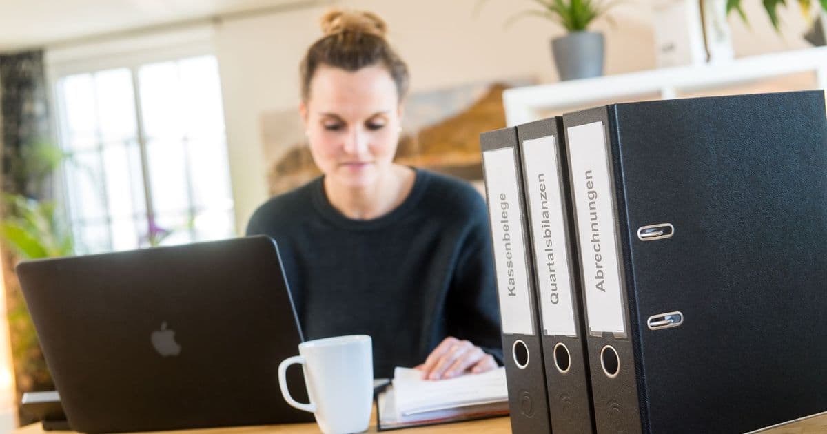 Job, Familie, Freizeit: Manchmal kommt das Leben dazwischen und die Zeit bis zum Ende der Abgabefrist für die Steuererklärung wird eng. Dann können Steuerzahler beim Finanzamt um Fristverlängerung bitten.
