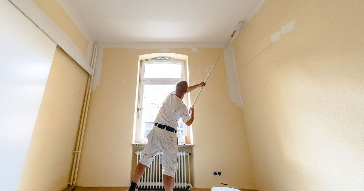 Malern, ausbessern, aufhübschen: Auch mehrere geringfügige Renovierungsarbeiten an einer vermieteten Immobilie können sich schnell summieren. Das kann steuerlich ungünstige Auswirkungen haben.