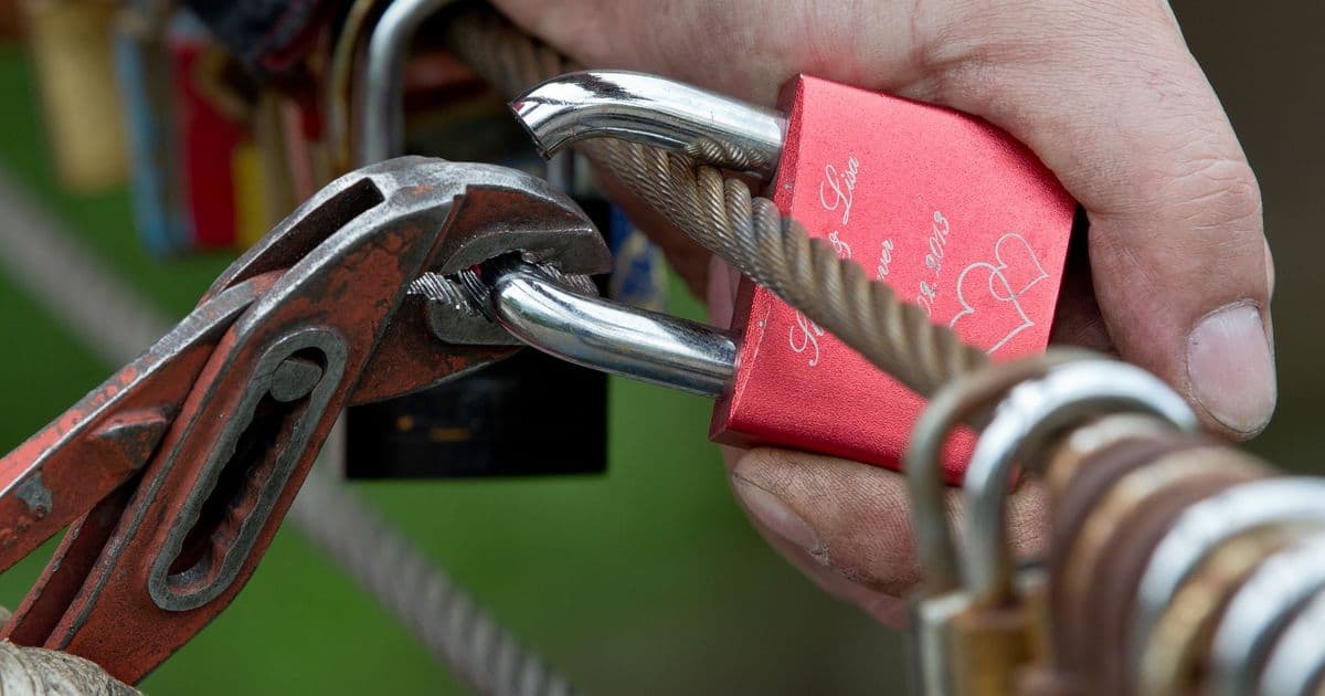 Bei einer Trennung sollten Ex-Partner möglichst früh anfangen, ihre Policen neu zu ordnen.