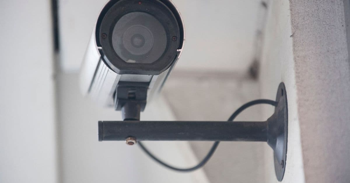 Eine Datenschutzbehörde darf gegen eine möglicherweise falsch eingestellte Videoüberwachung einschreiten, wenn konkrete Anhaltspunkte dafür vorliegen, dass personenbezogene Daten verarbeitet werden.
